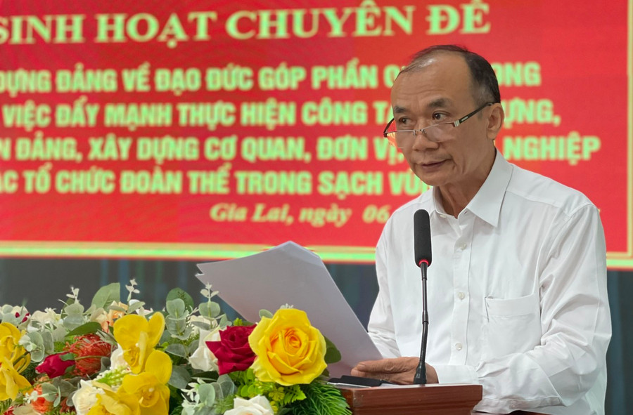 Bí thư Đảng ủy Khối các Cơ quan và Doanh nghiệp tỉnh Huỳnh Minh Thuận phát biểu kết luận buổi sinh hoạt chuyên đề. Ảnh: P.D Bí thư Đảng ủy Khối các Cơ quan và Doanh nghiệp tỉnh Huỳnh Minh Thuận phát biểu kết luận buổi sinh hoạt chuyên đề. Ảnh: P.D