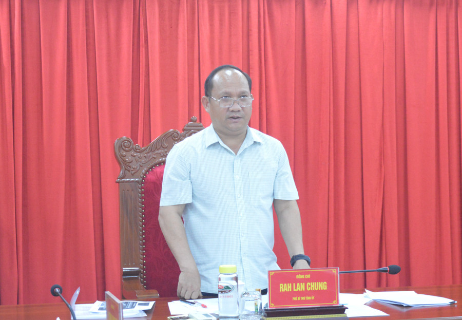 Phó Bí thư Tỉnh ủy Rah Lan Chung phát biểu chỉ đạo tại buổi làm việc. Ảnh: Anh Huy Phó Bí thư Tỉnh ủy Rah Lan Chung phát biểu chỉ đạo tại buổi làm việc. Ảnh: Anh Huy