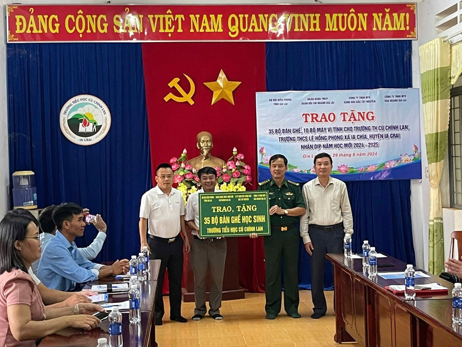 Bộ đội Biên phòng tỉnh phối hợp cùng một số đơn vị trao tặng bàn ghế học sinh cho Trường Tiểu học Cù Chính Lan. Ảnh: A.H Bộ đội Biên phòng tỉnh phối hợp cùng một số đơn vị trao tặng bàn ghế học sinh cho Trường Tiểu học Cù Chính Lan. Ảnh: A.H