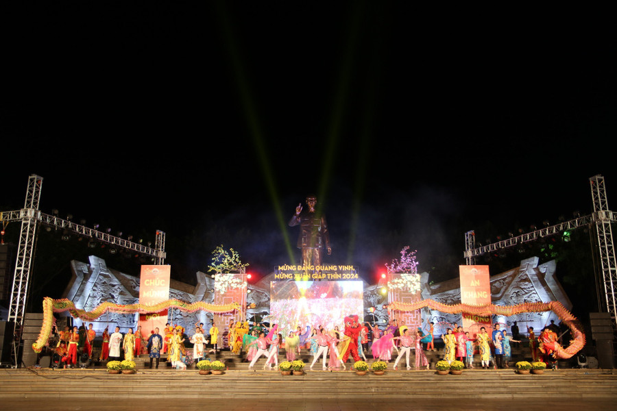 Các tiết mục văn nghệ đặc sắc biểu diễn trong đêm giao thừa tại Quảng trường Đại đoàn kết. Ảnh: P.D
