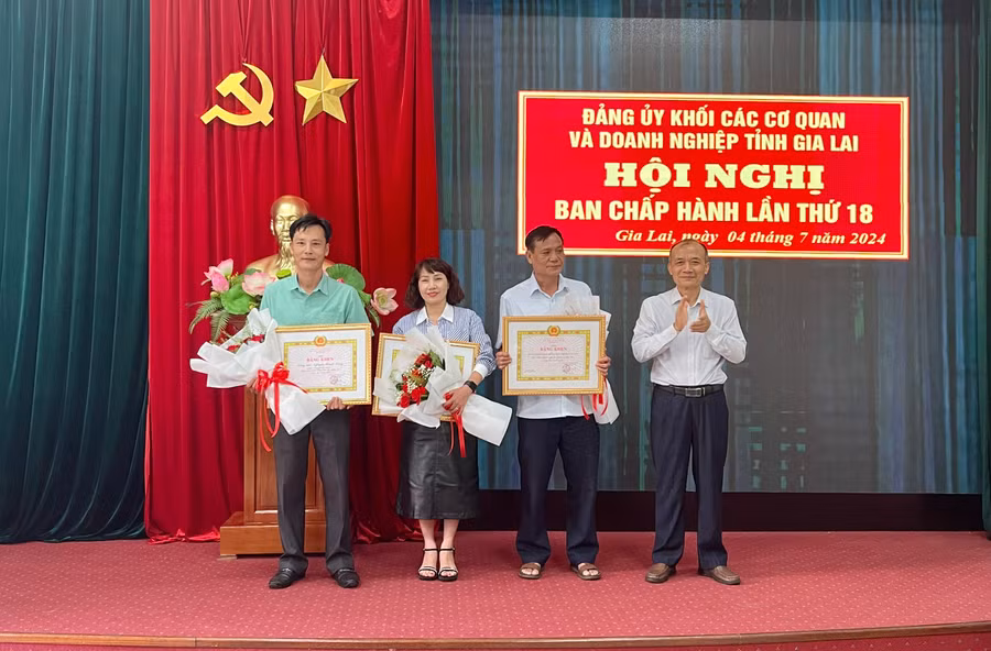 Bí thư Đảng ủy Khối các cơ quan và Doanh nghiệp tỉnh Huỳnh Minh Thuận (bên phải) trao bằng khen của Ban Thường vụ Tỉnh ủy cho tổ chức Đảng và đảng viên theo định kỳ. Ảnh: P.D