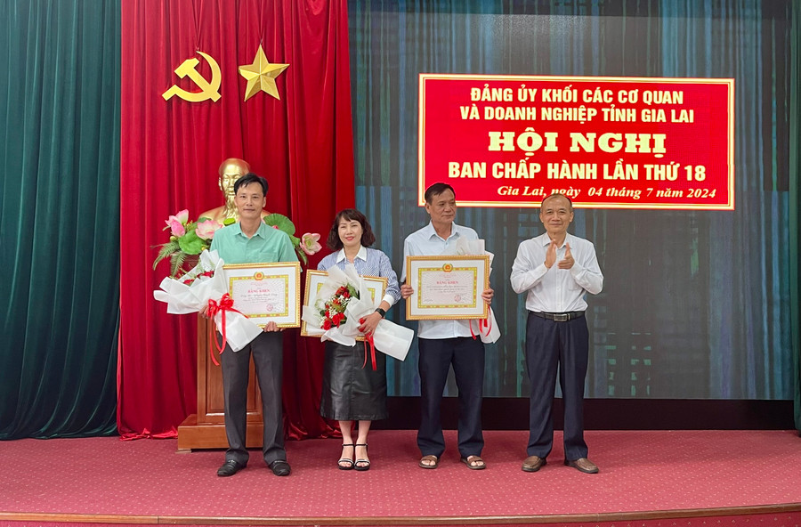 Bí thư Đảng ủy Khối các cơ quan và Doanh nghiệp tỉnh Huỳnh Minh Thuận (bên phải) trao bằng khen của Ban Thường vụ Tỉnh ủy cho tổ chức Đảng và đảng viên theo định kỳ. Ảnh: P.D