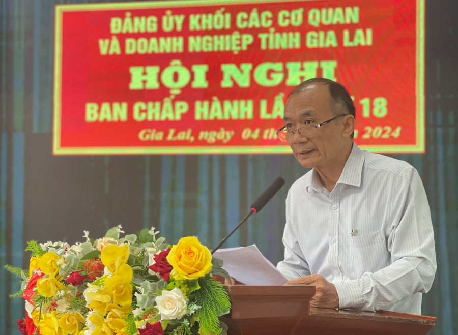 Bí thư Đảng ủy Khối các cơ quan và Doanh nghiệp tỉnh Huỳnh Minh Thuận phát biểu tại hội nghị Ban Chấp hành Đảng bộ Khối lần thứ 18. Ảnh: P.D