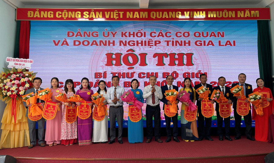 Ban Tổ chức Hội thi tặng cờ và hoa cho các thí sinh. Ảnh: Anh Huy Ban Tổ chức Hội thi tặng cờ và hoa cho các thí sinh. Ảnh: Anh Huy