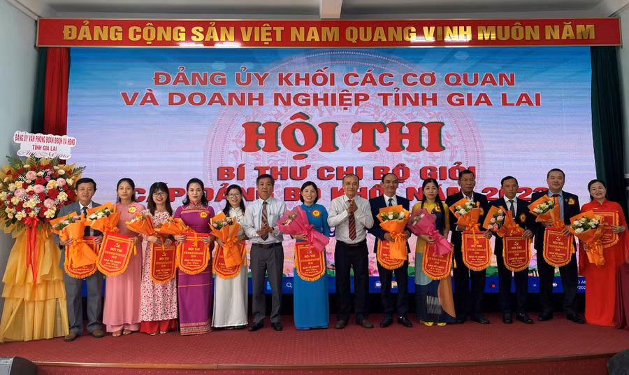 Ban Tổ chức Hội thi tặng cờ và hoa cho các thí sinh. Ảnh: Anh Huy