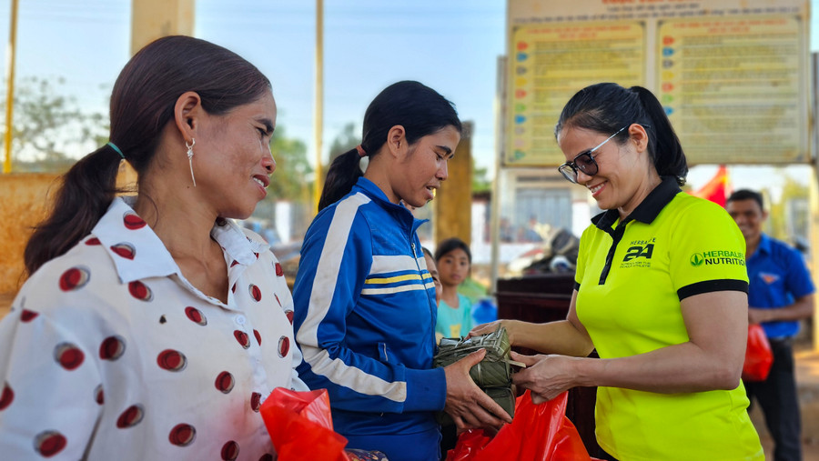 Những chiếc bánh chưng được trao tận tay các hộ dân trên địa bàn. Ảnh: P.D Những chiếc bánh chưng được trao tận tay các hộ dân trên địa bàn. Ảnh: P.D