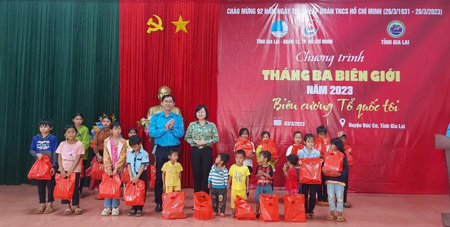 Đoàn công tác tặng quà cho thiếu nhi có hoàn cảnh khó khăn tại huyện Đức Cơ. Ảnh: Hữu Lanh Đoàn công tác tặng quà cho thiếu nhi có hoàn cảnh khó khăn tại huyện Đức Cơ. Ảnh: Hữu Lanh