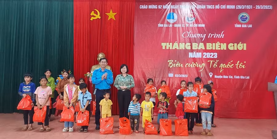 Đoàn công tác tặng quà cho thiếu nhi có hoàn cảnh khó khăn tại huyện Đức Cơ. Ảnh: Hữu Lanh