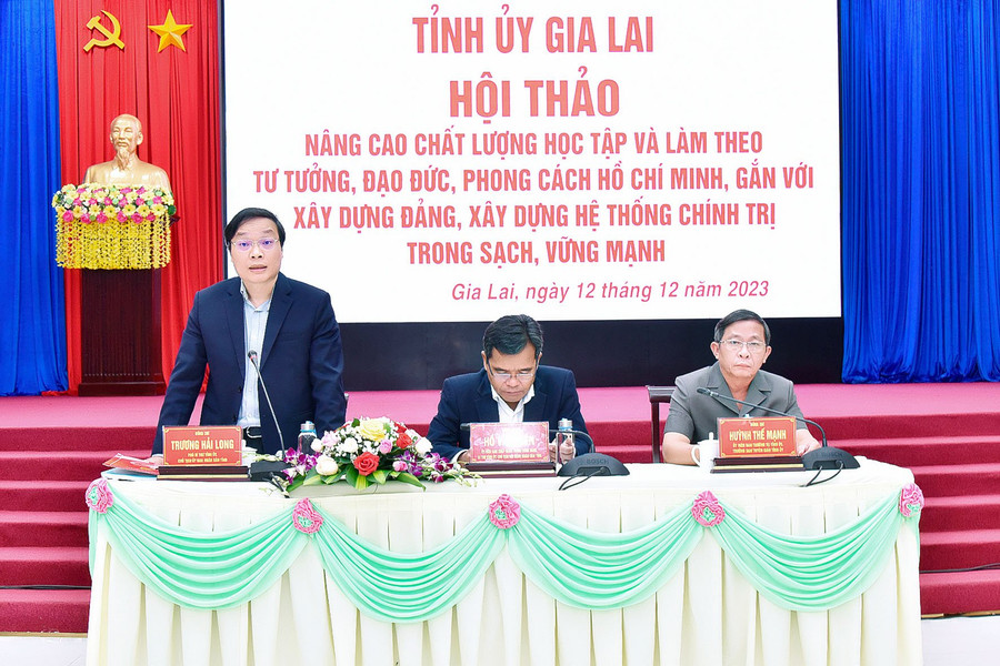 Phó Bí thư Tỉnh ủy, Chủ tịch UBND tỉnh Trương Hải Long điều hành thảo luận tại hội thảo. Ảnh: Đức Thụy