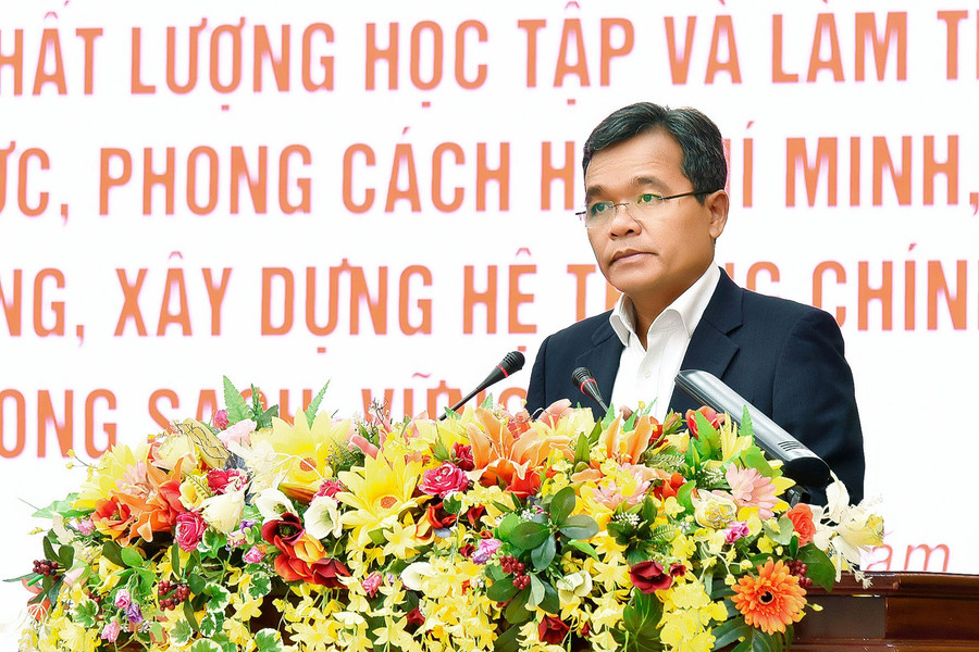 Đồng chí Hồ Văn Niên-Ủy viên Ban Chấp hành Trung ương Đảng, Bí thư Tỉnh ủy, Chủ tịch HĐND tỉnh phát biểu tại hội thảo. Ảnh: Đức Thụy