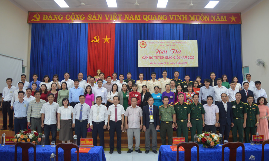 Các đội thi chụp hình lưu niệm với Phó Bí thư Thường trực Tỉnh ủy Châu Ngọc Tuấn (hàng đầu, thứ 10 từ phải qua) và Ban Tổ chức hội thi. Ảnh: Anh Huy Các đội thi chụp hình lưu niệm với Phó Bí thư Thường trực Tỉnh ủy Châu Ngọc Tuấn (hàng đầu, thứ 10 từ phải qua) và Ban Tổ chức hội thi. Ảnh: Anh Huy