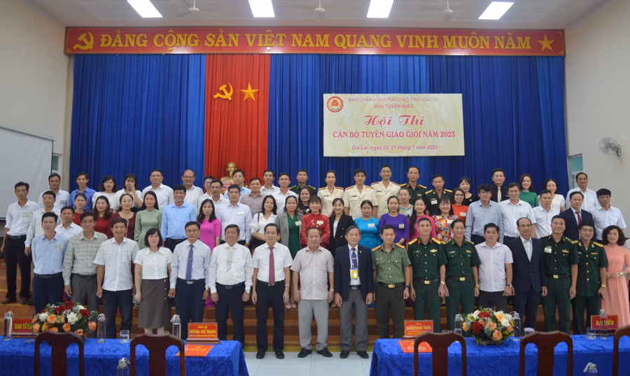 Các đội thi chụp hình lưu niệm với Phó Bí thư Thường trực Tỉnh ủy Châu Ngọc Tuấn (hàng đầu, thứ 10 từ phải qua) và Ban Tổ chức hội thi. Ảnh: Anh Huy