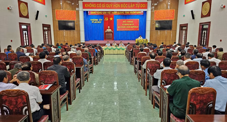 Quang cảnh buổi đối thoại. Ảnh: Anh Huy