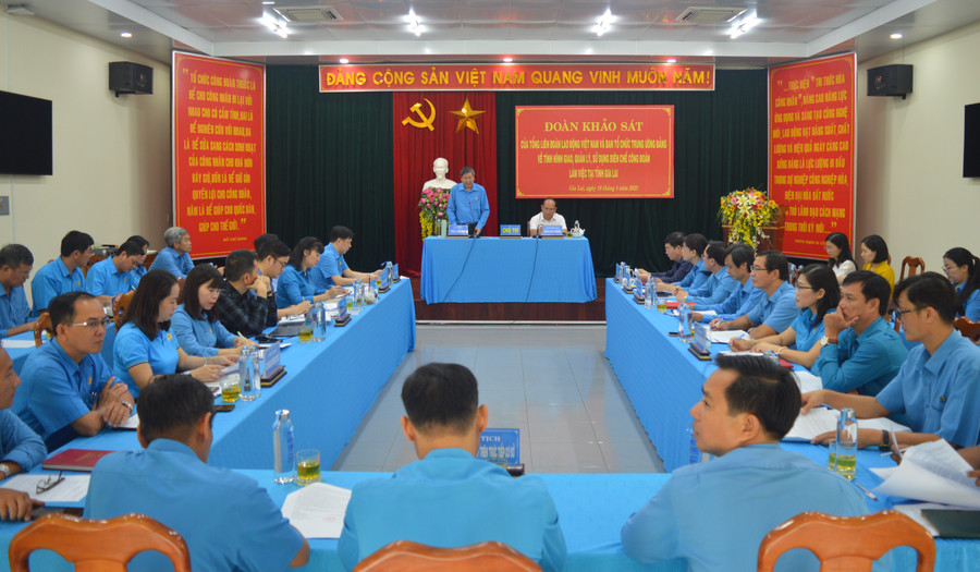 Đoàn khảo sát của Tổng LĐLĐ Việt Nam và Ban Tổ chức Trung ương Đảng làm việc tại Gia Lai về việc giao, quản lý, sử dụng biên chế công đoàn. Ảnh: Anh Huy Đoàn khảo sát của Tổng LĐLĐ Việt Nam và Ban Tổ chức Trung ương Đảng làm việc tại Gia Lai về việc giao, quản lý, sử dụng biên chế công đoàn. Ảnh: Anh Huy