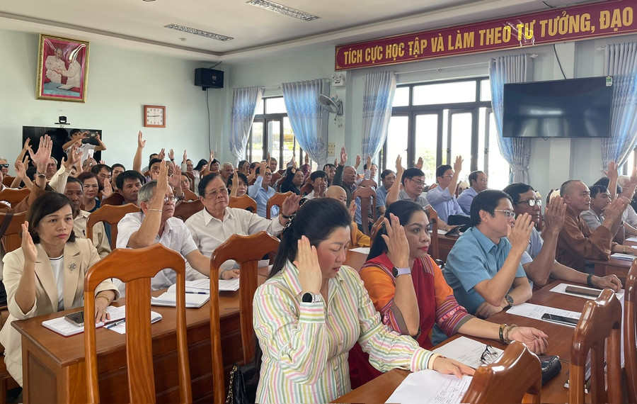 Các vị Ủy viên Ủy ban MTTQ Việt Nam tỉnh khóa X biểu quyết thống nhất hiệp thương cử ông Trần Minh Sơn tham gia Ủy viên Ủy ban MTTQ Việt Nam tỉnh và giữ chức Chủ tịch Ủy ban MTTQ Việt Nam tỉnh khóa X, nhiệm kỳ 2019- 2024. Ảnh: P.D