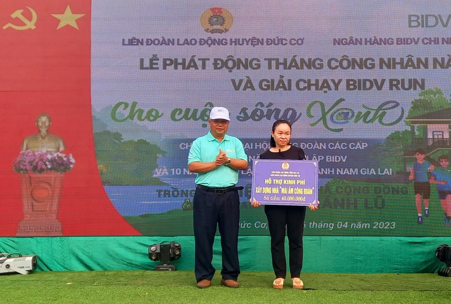 Lãnh đạo huyện Đức Cơ trao bảng tượng trưng hỗ trợ kinh phí xây dựng &quot;Mái ấm công đoàn&quot; cho đoàn viên có hoàn cảnh khó khăn. Ảnh: Thanh Tịnh