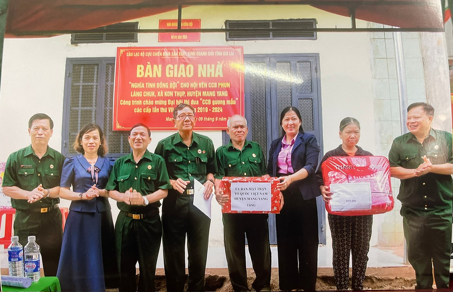 Đại diện lãnh đạo Hội Cựu chiến binh tỉnh và lãnh đạo huyện Mang Yang bàn giao nhà "Nghĩa tình đồng đội" cho gia đình hội viên Phun (làng Chuk). Ảnh: ĐVCC Đại diện lãnh đạo Hội Cựu chiến binh tỉnh và lãnh đạo huyện Mang Yang bàn giao nhà "Nghĩa tình đồng đội" cho gia đình hội viên Phun (làng Chuk). Ảnh: ĐVCC