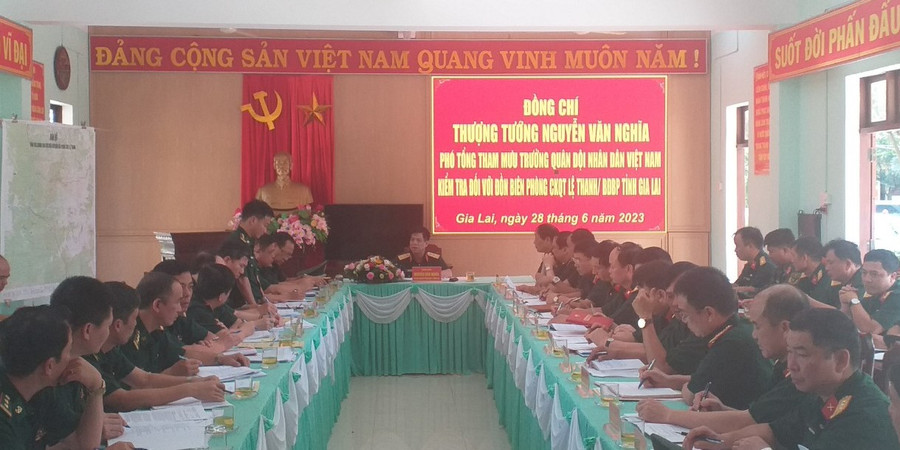 Đoàn Công tác nghe đại diện lãnh đạo Đồn Biên phòng Cửa khẩu Quốc tế Lệ Thanh báo cáo kết quả. Ảnh: Kiên Quyết Đoàn Công tác nghe đại diện lãnh đạo Đồn Biên phòng Cửa khẩu Quốc tế Lệ Thanh báo cáo kết quả. Ảnh: Kiên Quyết