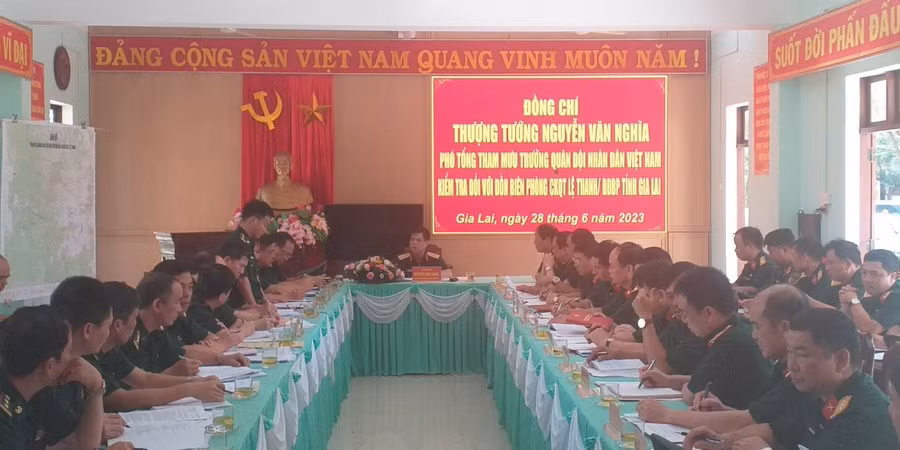 Đoàn Công tác nghe đại diện lãnh đạo Đồn Biên phòng Cửa khẩu Quốc tế Lệ Thanh báo cáo kết quả. Ảnh: Kiên Quyết