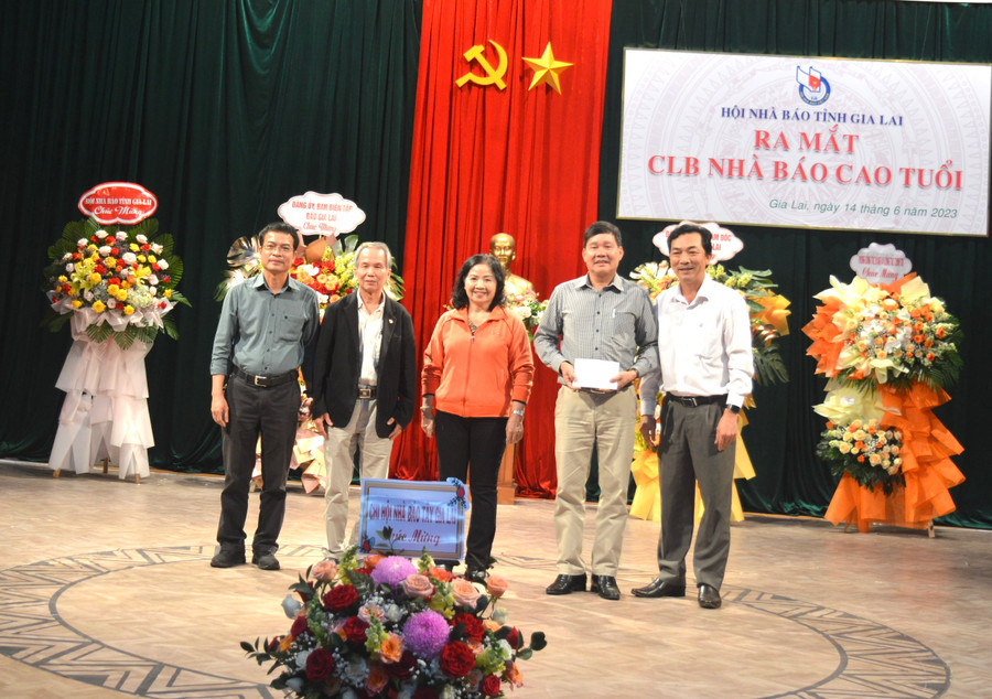 Nhà báo Đặng Huy Cường-Giám đốc Đài Phát thanh-Truyền hình tỉnh (bên trái) và nhà báo Lương Văn Danh-Phó Tổng Biên tập Báo Gia Lai (bên phải) tặng quà chúc mừng Câu lạc bộ. Ảnh: Anh Huy Nhà báo Đặng Huy Cường-Giám đốc Đài Phát thanh-Truyền hình tỉnh (bên trái) và nhà báo Lương Văn Danh-Phó Tổng Biên tập Báo Gia Lai (bên phải) tặng quà chúc mừng Câu lạc bộ. Ảnh: Anh Huy