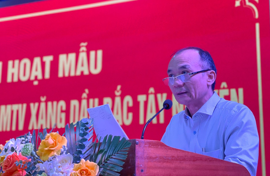 Bí thư Đảng ủy Khối các Cơ quan và Doanh nghiệp tỉnh Huỳnh Minh Thuận phát biểu tại buổi sinh hoạt mẫu Đảng ủy Công ty TNHH một thành viên Xăng dầu Bắc Tây Nguyên . Ảnh: P.D