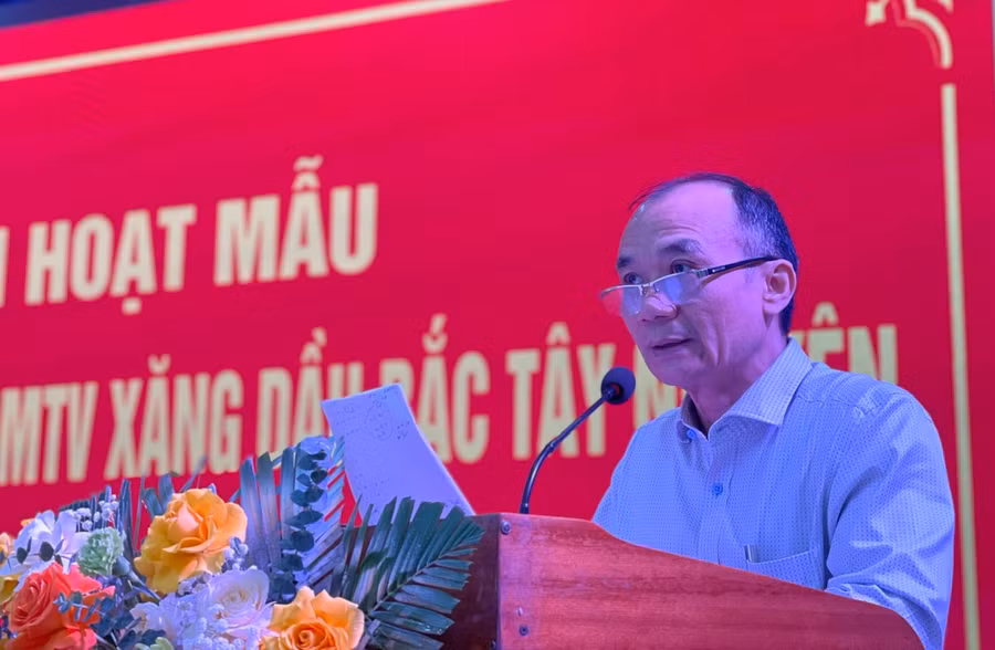 Bí thư Đảng ủy Khối các Cơ quan và Doanh nghiệp tỉnh Huỳnh Minh Thuận phát biểu tại buổi sinh hoạt mẫu Đảng ủy Công ty TNHH một thành viên Xăng dầu Bắc Tây Nguyên . Ảnh: P.D