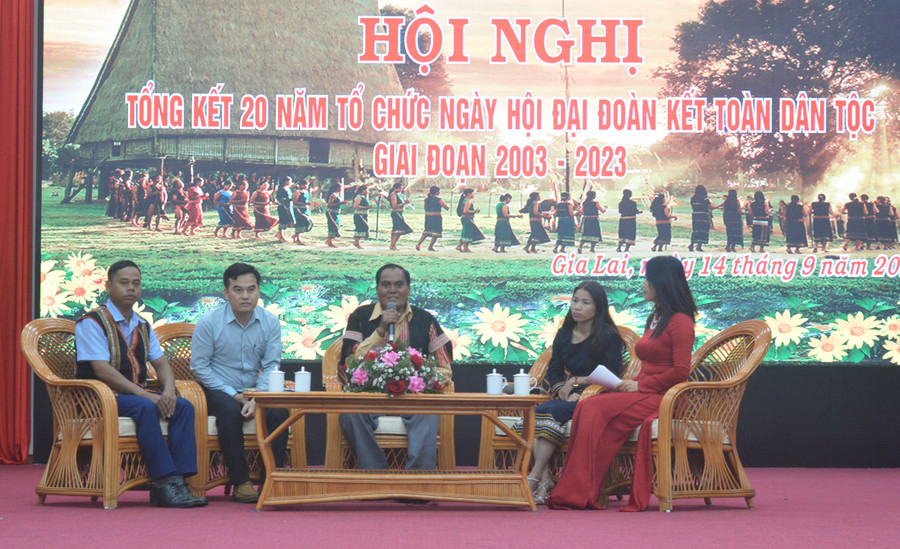 Giao lưu với các tập thể, cá nhân điển hình tiên tiến trong tổ chức thực hiện Ngày hội Đại đoàn kết toàn dân tộc. Ảnh: Anh Huy Giao lưu với các tập thể, cá nhân điển hình tiên tiến trong tổ chức thực hiện Ngày hội Đại đoàn kết toàn dân tộc. Ảnh: Anh Huy