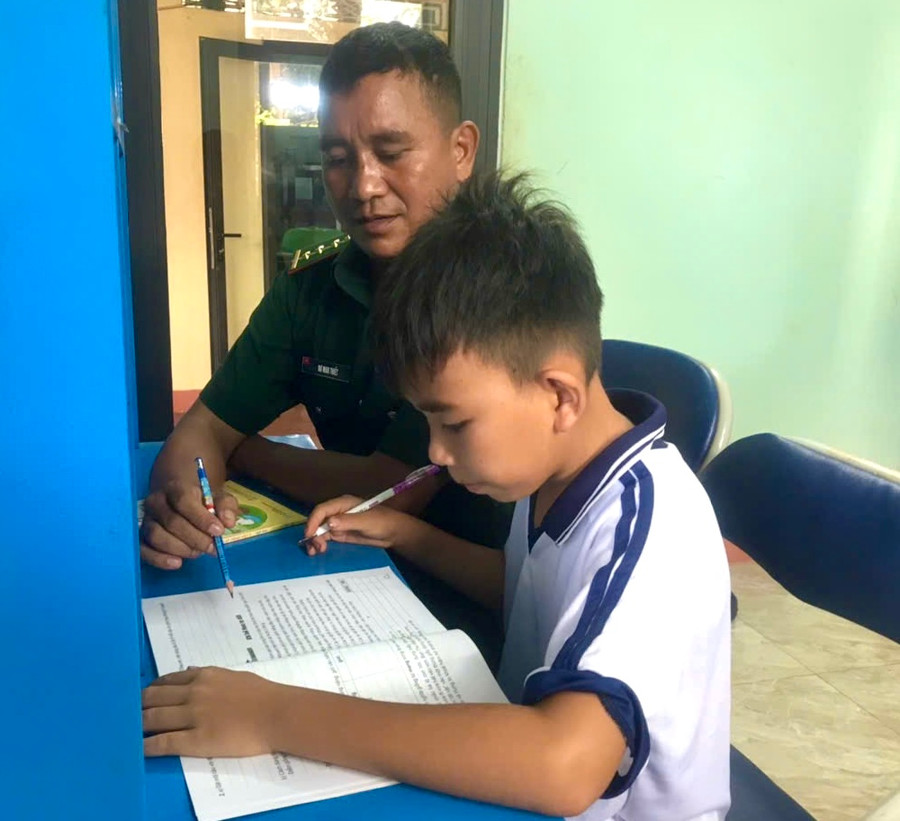 Đại úy Rơ Mah Thiết trực tiếp kèm cặp, hướng dẫn, giúp đỡ "Con nuôi Đồn Biên phòng" từ việc ăn, ở, sinh hoạt đến học tập. Ảnh: P.D Đại úy Rơ Mah Thiết trực tiếp kèm cặp, hướng dẫn, giúp đỡ "Con nuôi Đồn Biên phòng" từ việc ăn, ở, sinh hoạt đến học tập. Ảnh: P.D