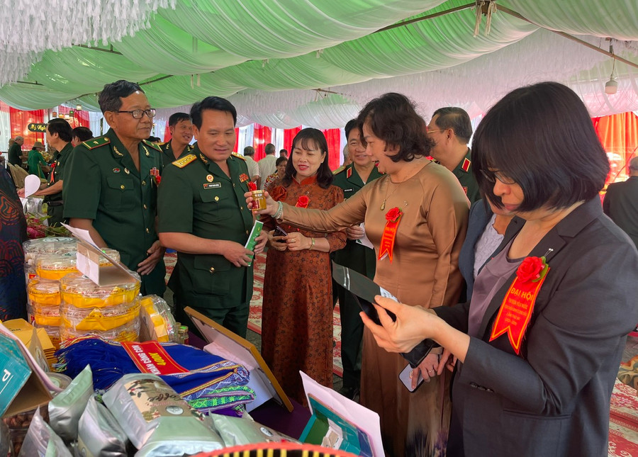 Các đại biểu tham quan các gian hàng giới thiệu, trưng bày sản phẩm bên lề Đại hội. Ảnh: P.D