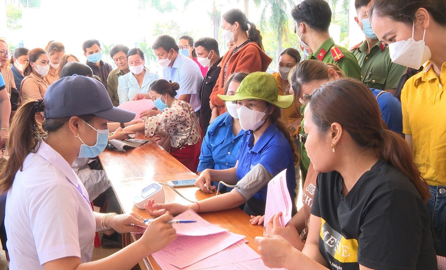 Trên 400 cán bộ, chiến sĩ và người dân trên địa bàn huyện đã đăng ký tham gia hiến máu tình nguyện. Ảnh: Anh Huy