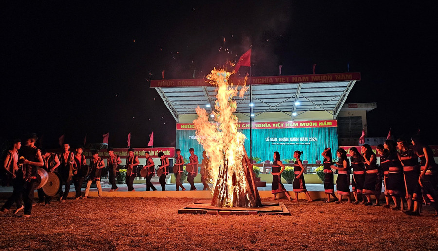 Đốt lửa trại tại Đêm hội tòng quân. Ảnh: P.D
