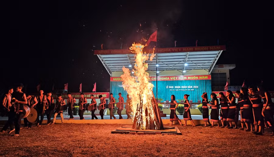 Đốt lửa trại tại Đêm hội tòng quân. Ảnh: P.D