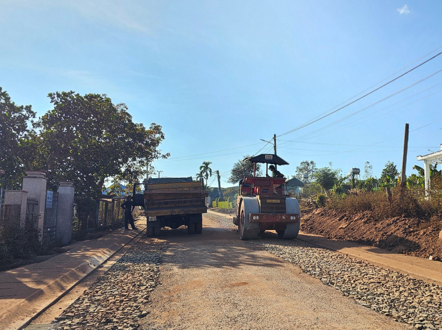 Với sự chung sức, đồng lòng của người dân, nhiều tuyến đường đã và đang được mở rộng, nâng cấp. Ảnh: P.D