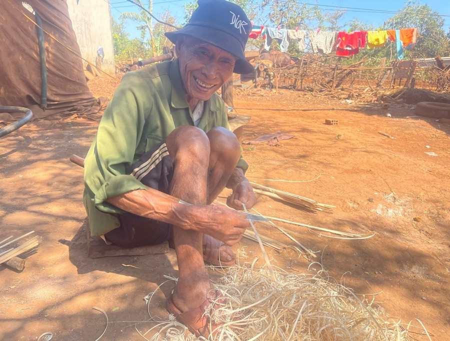 Ông Dut đang chuốt nan chuẩn bị cho việc đan gùi tiếp theo. Ảnh: P.D Ông Dut đang chuốt nan chuẩn bị cho việc đan gùi tiếp theo. Ảnh: P.D