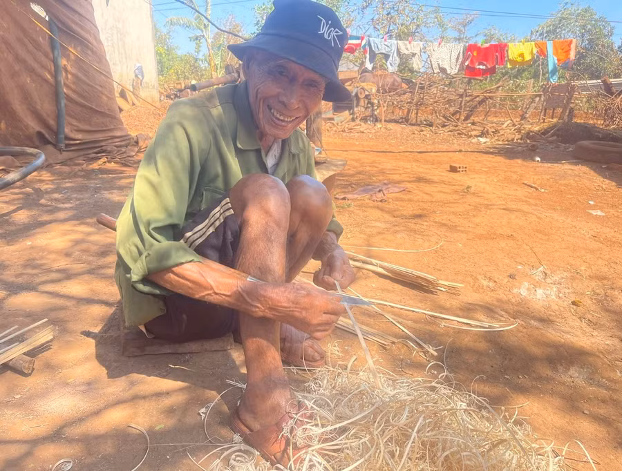 Ông Dut đang chuốt nan chuẩn bị cho việc đan gùi tiếp theo. Ảnh: P.D