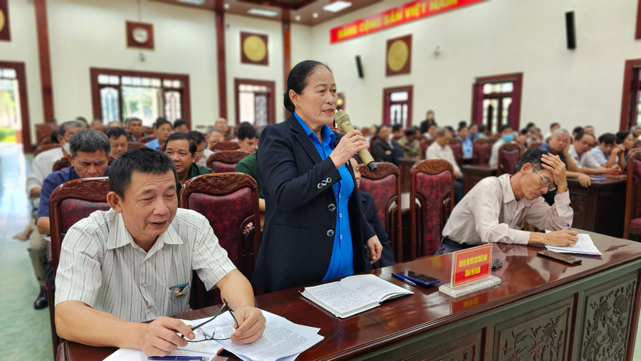 Bà Trí nêu ý kiến liên quan đến chế độ chính sách cho hội viên cựu chiến binh tại buổi đối thoại giữa Thường trực Thành ủy với hội viên cựu chiến binh cuối năm 2023. Ảnh: P.D