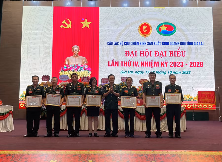 Phó Chủ tịch Hiệp hội Doanh nhân Cựu chiến binh Việt Nam Nguyễn Đình Trường (thứ 4 từ phải qua) tặng bằng khen của Ban Chấp hành Trung ương Hội Cựu chiến binh Việt Nam cho các tập thể, cá nhân. Ảnh: Anh Huy