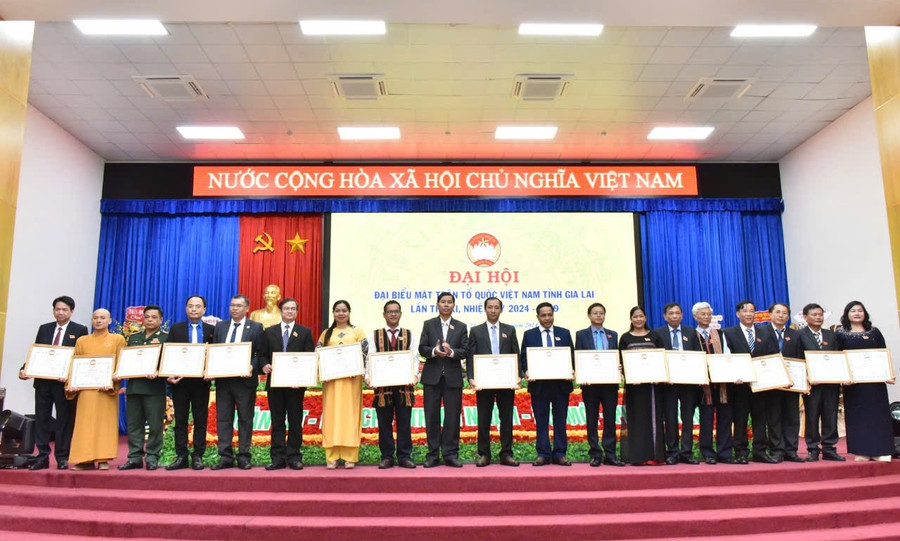 Chủ tịch Ủy ban MTTQ Việt Nam tỉnh Trần Minh Sơn (thứ 9 từ trái sang) tặng bằng khen cho các tập thể có thành tích xuất sắc trong thực hiện chương trình phối hợp và thống nhất hành động của Ủy ban MTTQ Việt Nam tỉnh nhiệm kỳ 2019-2024. Ảnh: Đức Thụy Chủ tịch Ủy ban MTTQ Việt Nam tỉnh Trần Minh Sơn (thứ 9 từ trái sang) tặng bằng khen cho các tập thể có thành tích xuất sắc trong thực hiện chương trình phối hợp và thống nhất hành động của Ủy ban MTTQ Việt Nam tỉnh nhiệm kỳ 2019-2024. Ảnh: Đức Thụy