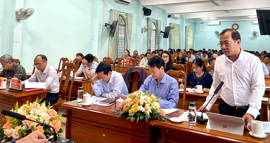 Tại buổi sinh hoạt, các đảng ủy viên tích cực thảo luận, tham gia đóng góp ý kiến. Ảnh: P.D Tại buổi sinh hoạt, các đảng ủy viên tích cực thảo luận, tham gia đóng góp ý kiến. Ảnh: P.D