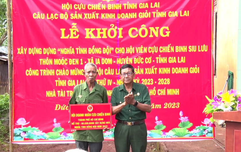 Ông Ngô Công Đoan-Chủ nhiệm Câu lạc bộ "Cựu Chiến binh sản xuất-kinh doanh giỏi" tỉnh trao kinh phí 60 triệu đồng của Hội Doanh nhân Cựu Chiến binh TP. Hồ Chí Minh và Câu lạc bộ từ thiện “Những người bạn” hỗ trợ xây nhà cho hội viên Siu Lưu. Ảnh: Anh Huy Ông Ngô Công Đoan-Chủ nhiệm Câu lạc bộ "Cựu Chiến binh sản xuất-kinh doanh giỏi" tỉnh trao kinh phí 60 triệu đồng của Hội Doanh nhân Cựu Chiến binh TP. Hồ Chí Minh và Câu lạc bộ từ thiện “Những người bạn” hỗ trợ xây nhà cho hội viên Siu Lưu. Ảnh: Anh Huy