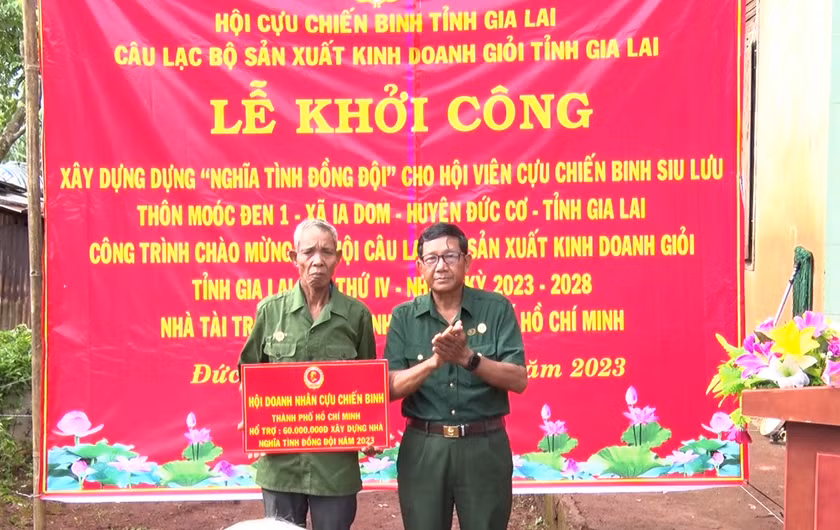 Ông Ngô Công Đoan-Chủ nhiệm Câu lạc bộ "Cựu Chiến binh sản xuất-kinh doanh giỏi" tỉnh trao kinh phí 60 triệu đồng của Hội Doanh nhân Cựu Chiến binh TP. Hồ Chí Minh và Câu lạc bộ từ thiện “Những người bạn” hỗ trợ xây nhà cho hội viên Siu Lưu. Ảnh: Anh Huy