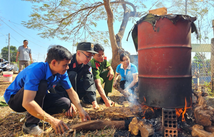 Người dân 3 làng: Châm ANẻh, Ngol Tả, Ia Lang và cán bộ, chiến sĩ các đơn vị cùng nấu bánh chưng. Ảnh: B.B Người dân 3 làng: Châm ANẻh, Ngol Tả, Ia Lang và cán bộ, chiến sĩ các đơn vị cùng nấu bánh chưng. Ảnh: B.B