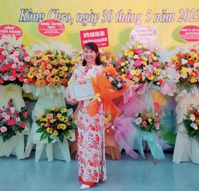 Chị Phạm Thị Phương nhận giấy khen của Chủ tịch UBND huyện tại lễ kỷ niệm 35 năm Ngày thành lập huyện Kông Chro. Ảnh: nhân vật cung cấp Chị Phạm Thị Phương nhận giấy khen của Chủ tịch UBND huyện tại lễ kỷ niệm 35 năm Ngày thành lập huyện Kông Chro. Ảnh: nhân vật cung cấp