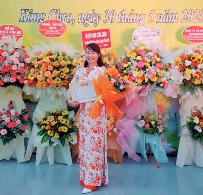 Chị Phạm Thị Phương nhận giấy khen của Chủ tịch UBND huyện tại lễ kỷ niệm 35 năm Ngày thành lập huyện Kông Chro. Ảnh: nhân vật cung cấp