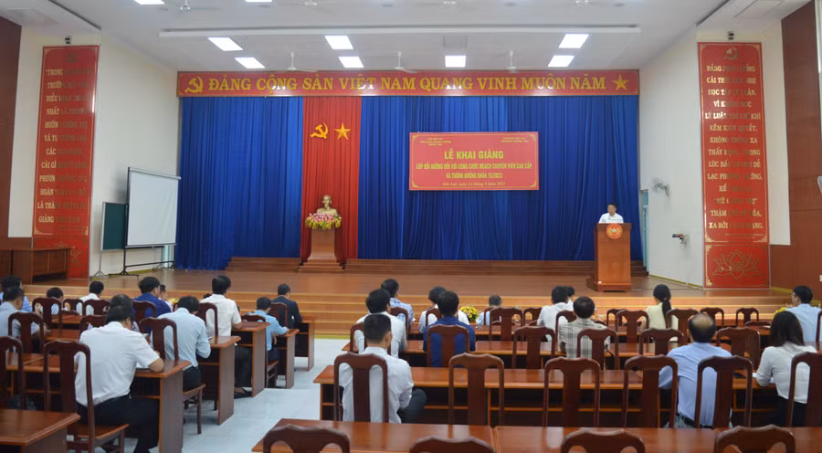 Quang cảnh lễ khai giảng lớp bồi dưỡng. Ảnh: Anh Huy