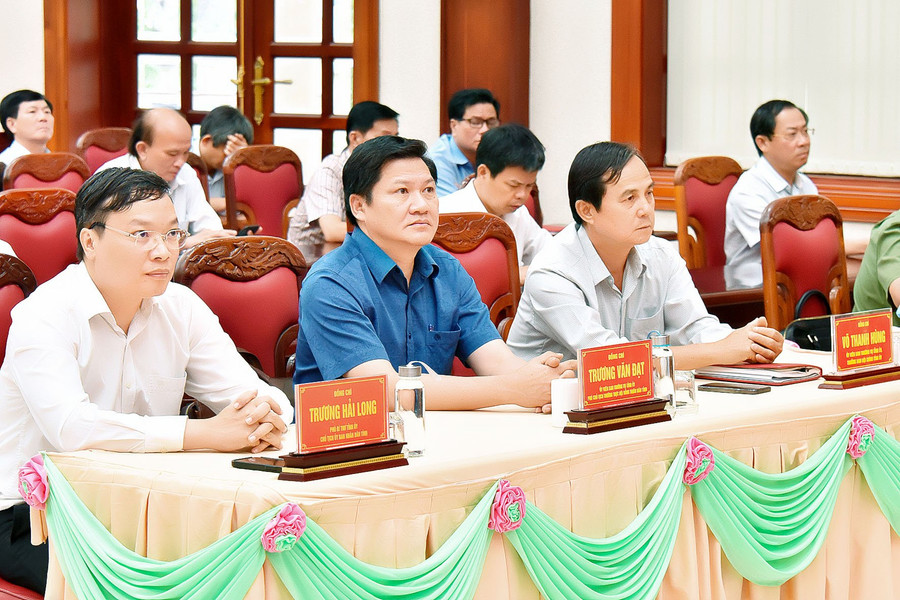 Các đại biểu nghe thông báo nhanh kết quả hội nghị lần thứ 9 tại điểm cầu chính Hội trường 2-9. Ảnh: Đức Thụy Các đại biểu nghe thông báo nhanh kết quả hội nghị lần thứ 9 tại điểm cầu chính Hội trường 2-9. Ảnh: Đức Thụy