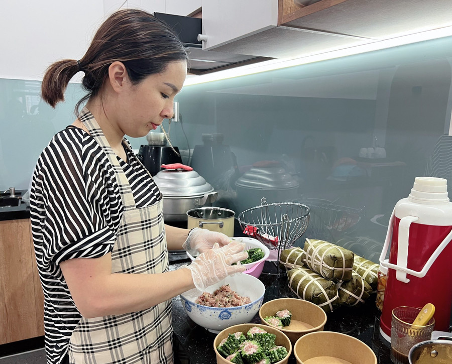 Chị Hà Thị Duyên đang làm món khổ qua nhồi thịt để giao cho khách. Ảnh: Anh Huy