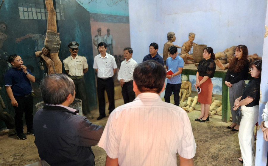 Đảng viên 2 chi bộ tham quan Di tích lịch sử Nhà lao Pleiku. Ảnh: Anh Huy