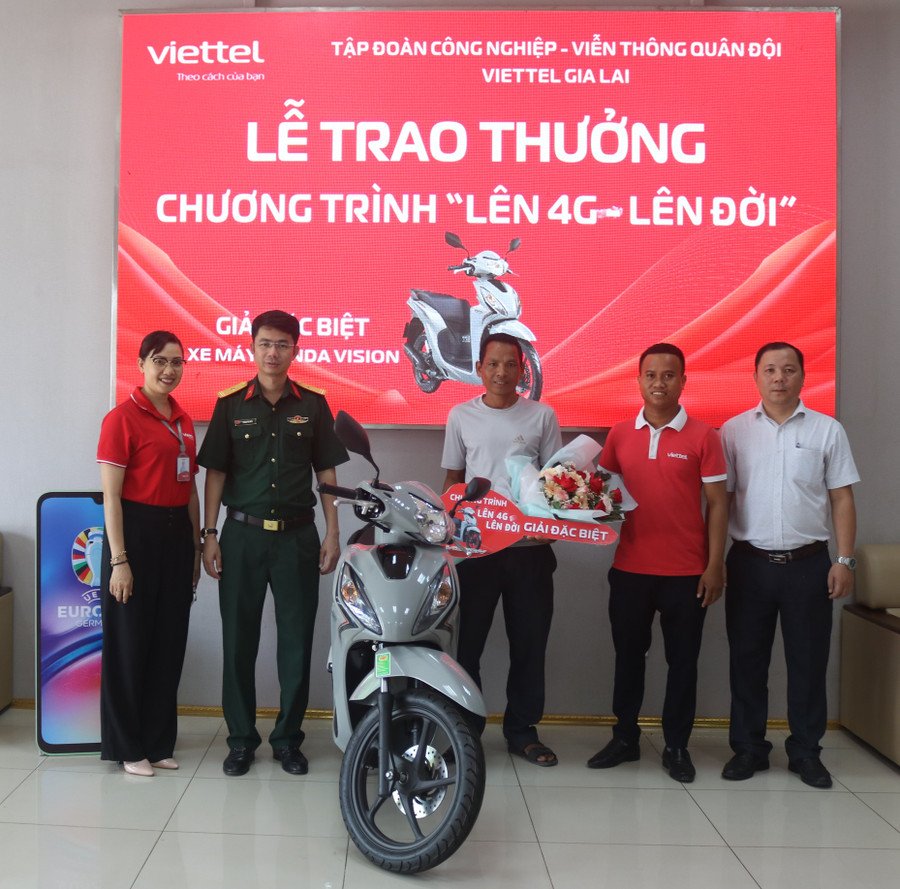 Thiếu tá Phùng Văn Mẫn-Giám đốc Viettel Gia Lai (thứ 2 từ trái sang) trao giải đặc biệt cho khách hàng Ksor Khuyên (thứ 3 từ phải sang). Ảnh: P.D