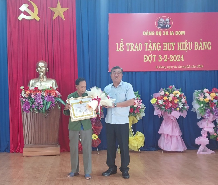 Ông Siu Hluan đón nhận Huy hiệu 50 năm tuổi Đảng từ Chủ tịch UBND huyện Đức Cơ Vũ Mạnh Định. Ảnh: P.D Ông Siu Hluan đón nhận Huy hiệu 50 năm tuổi Đảng từ Chủ tịch UBND huyện Đức Cơ Vũ Mạnh Định. Ảnh: P.D